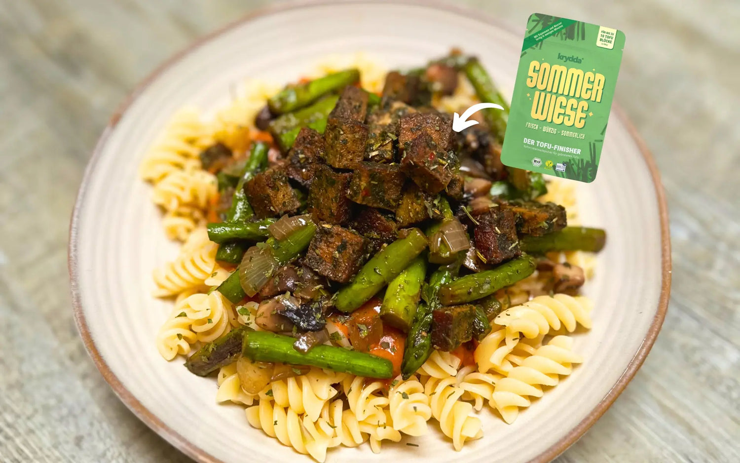 PASTA MIT VEGANER KICHERERBSENSAUCE UND TOFU MIT KRYDDA SOMMERWIESE