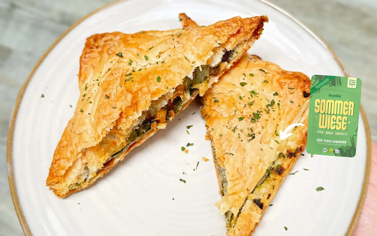 VEGANE BLÄTTERTEIGTASCHEN MIT SPINATFÜLLUNG UND TOFU MIT KRYDDA SOMMERWIESE