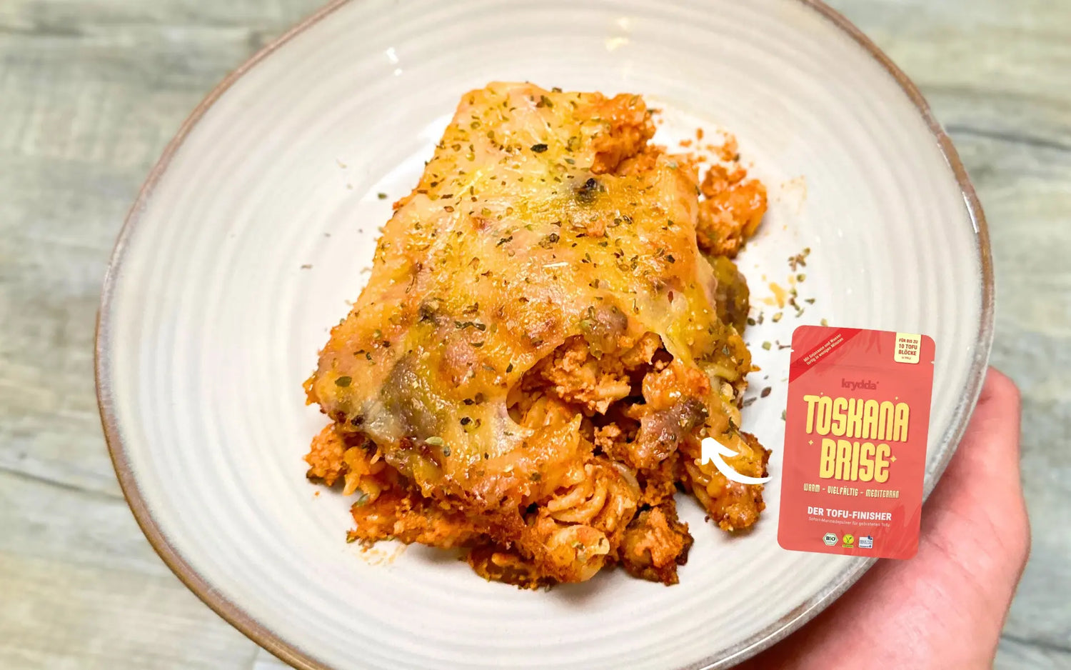 VEGANER NUDELAUFLAUF MIT TOMATEN UND TOFU MIT KRYDDA TOSKANA BRISE