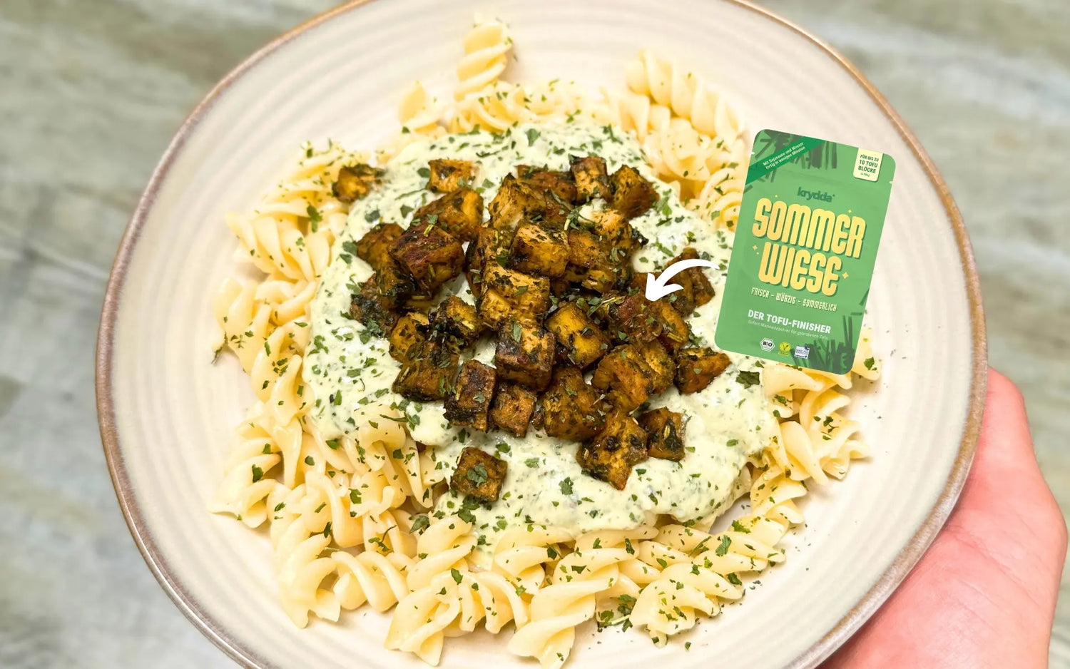 PASTA MIT AVOCADOCREMESAUCE UND TOFU MIT KRYDDA SOMMERWIESE