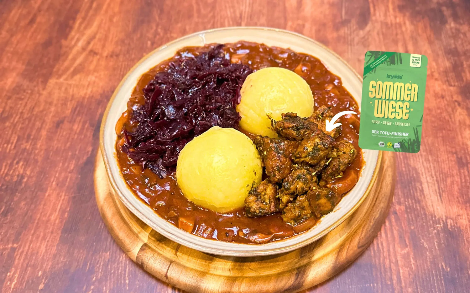 PILZRAGOUT MIT ROTKOHL, KNÖDEL UND TOFU MIT SOMMERWIESE