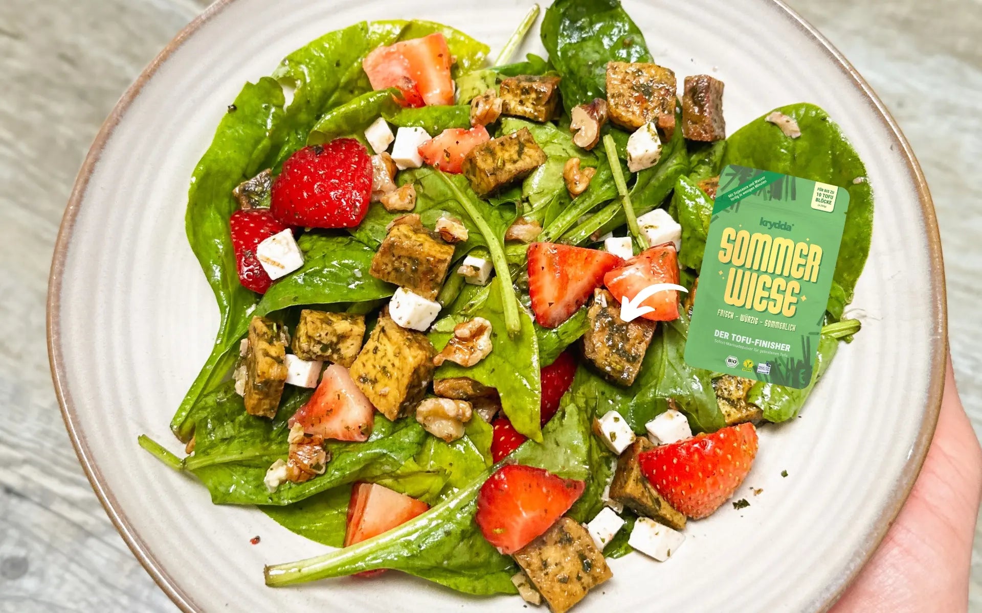 ERDBEERSALAT MIT VEGANEM FETA UND TOFU MIT KRYDDA SOMMERWIESE