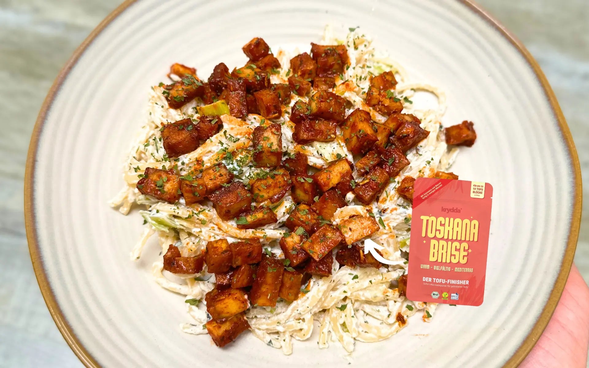 SPAGHETTI MIT VEGANER PILZRAHMSAUCE UND TOFU MIT KRYDDA TOSKANA BRISE