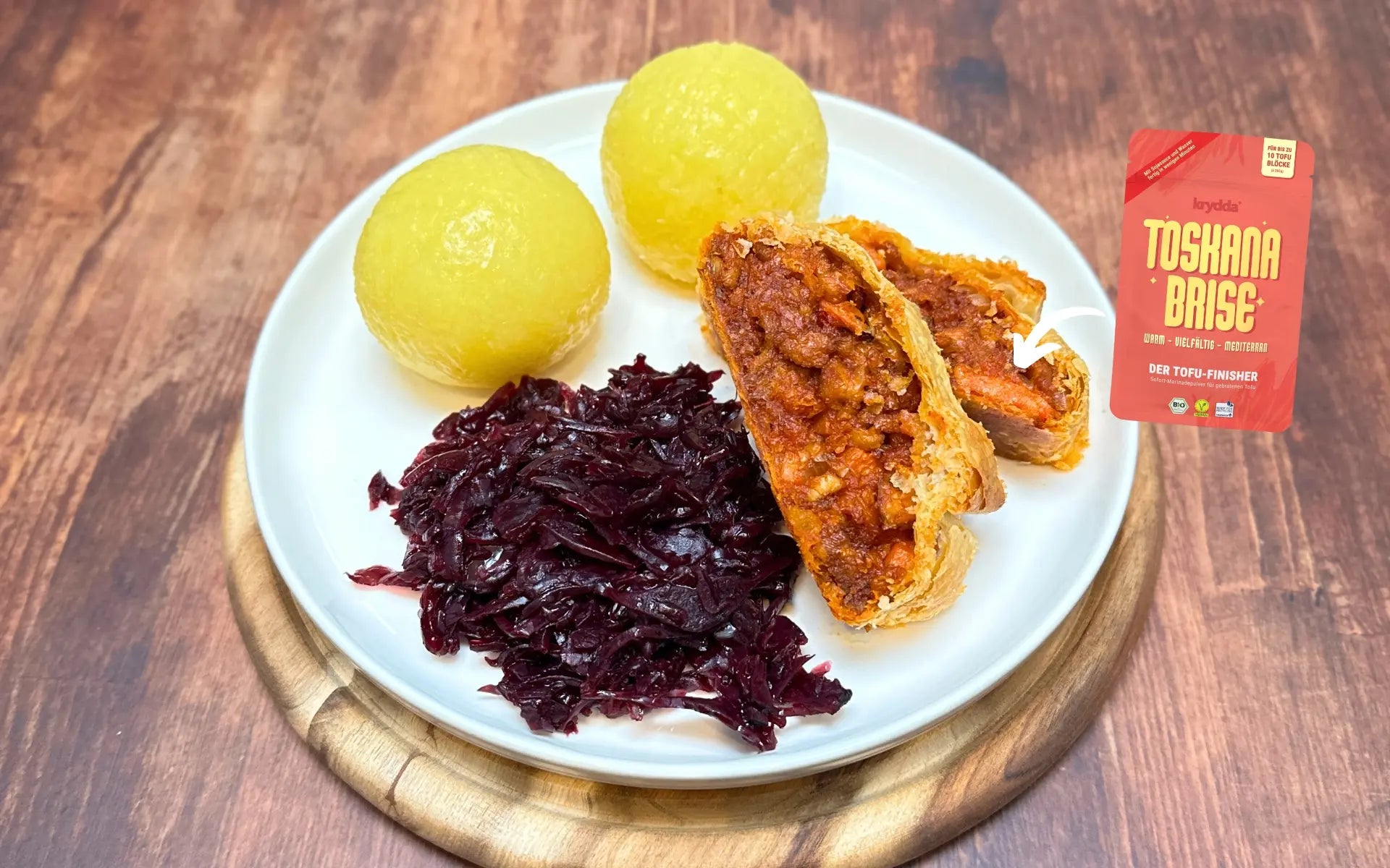 Veganer Wellington mit Rotkohl, Knödeln und Tofu mit TOSKANA BRISE