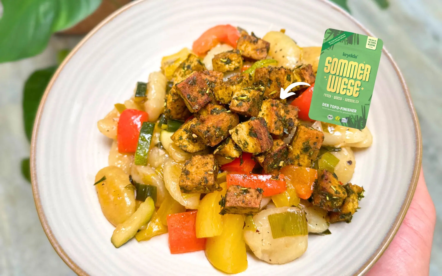 VEGANE GNOCCHI PFANNE MIT GEBRATENEM GEMÜSE UND TOFU MIT KRYDDA SOMMERWIESE