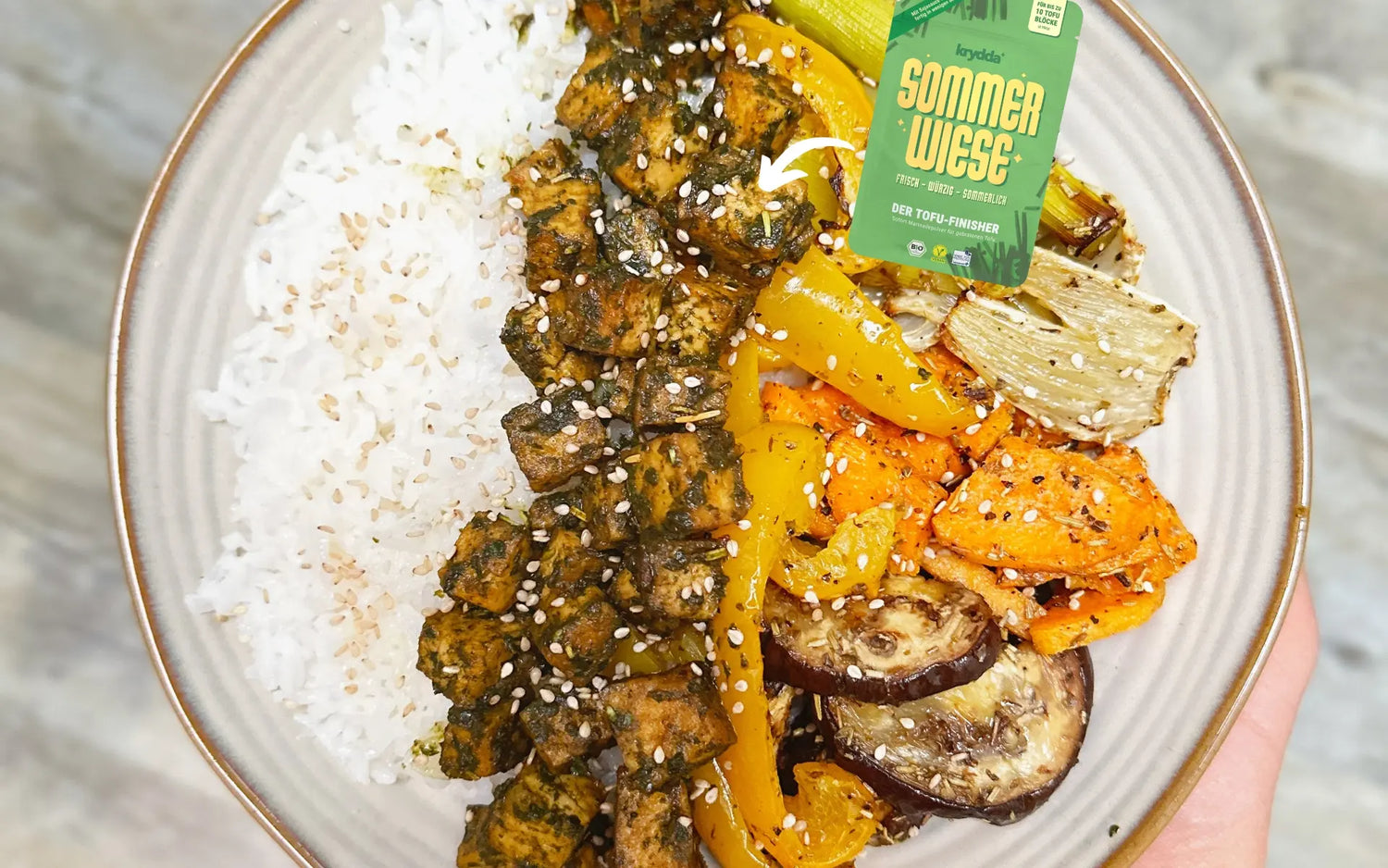 VEGANE REISBOWL MIT VIELFÄLTIGEM OFENGEMÜSE TOFU MIT KRYDDA SAOMMERWIESE