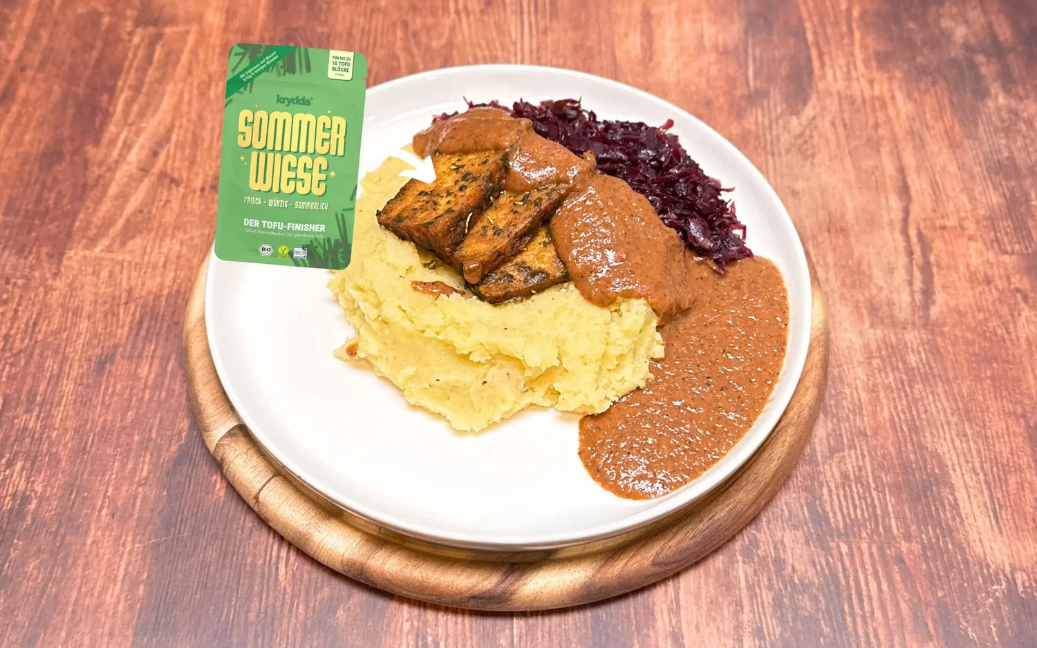 Kartoffelpüree mit Rotkohl, veganer Bratensauce und Tofu mit SOMMERWIESE